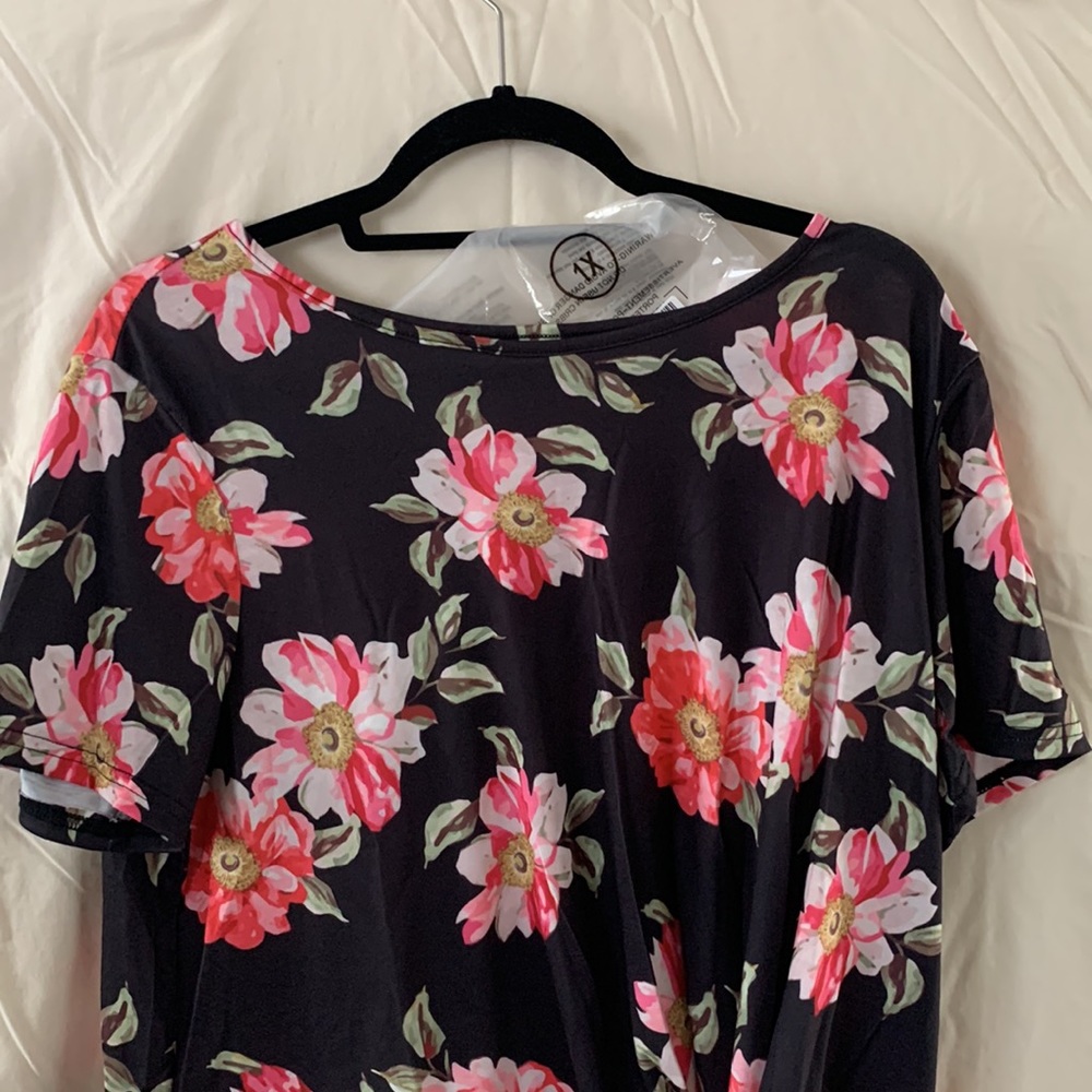 New in bag floral tee with front know detail. Black with pink and fuschia floral - Picture 7 of 8